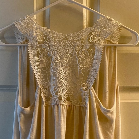 Cream, lightweight, vest. Crochet design in back - Picture 4 of 8